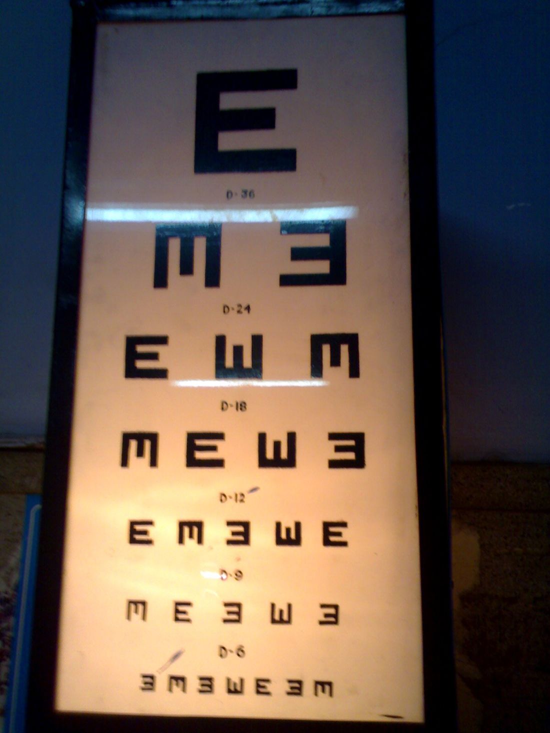 A visual acuity eye chart showing the letter E in rows